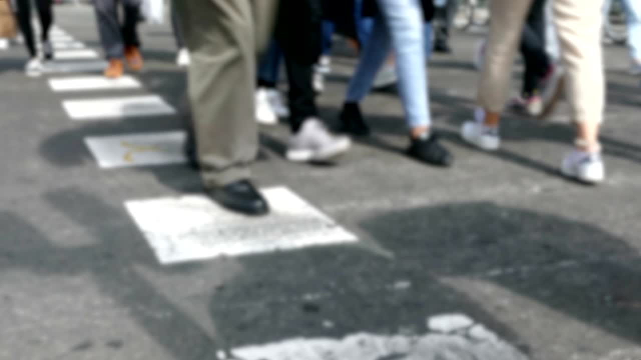 앞면은 흐릿한 보행자들이 고 있습니다.