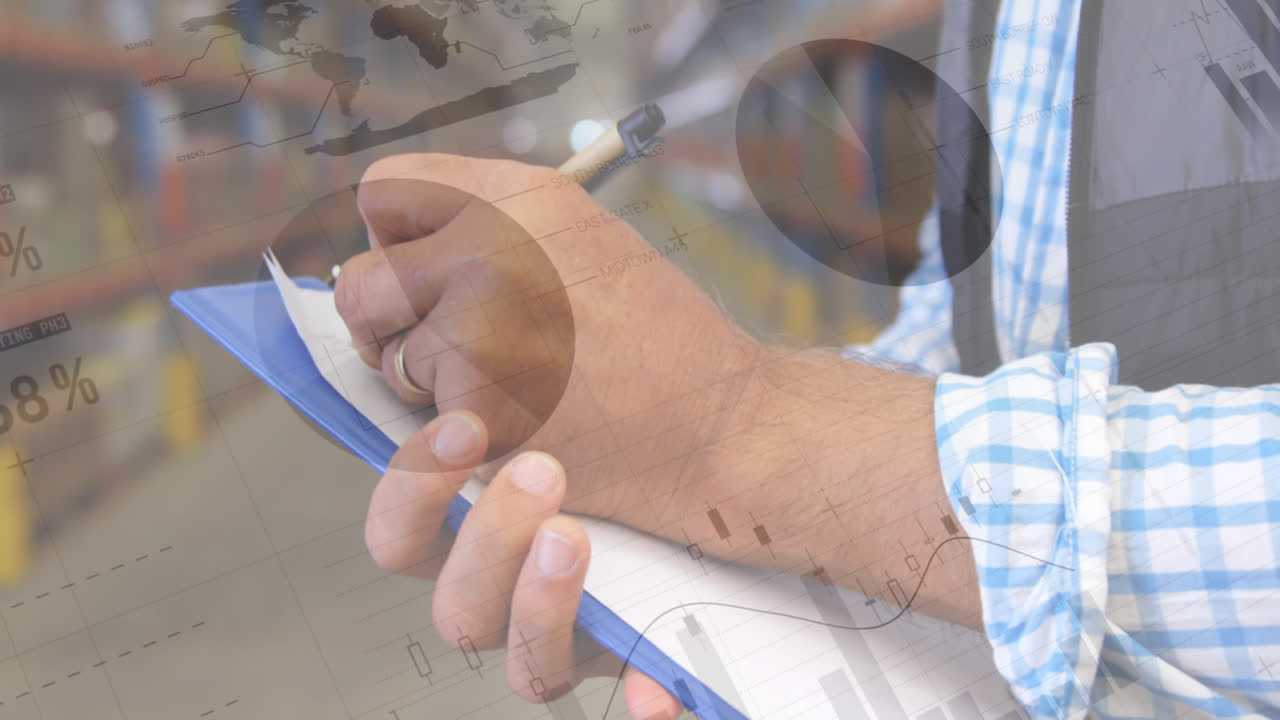 animación del procesamiento de datos sobre el hombre que trabaja en el almacén