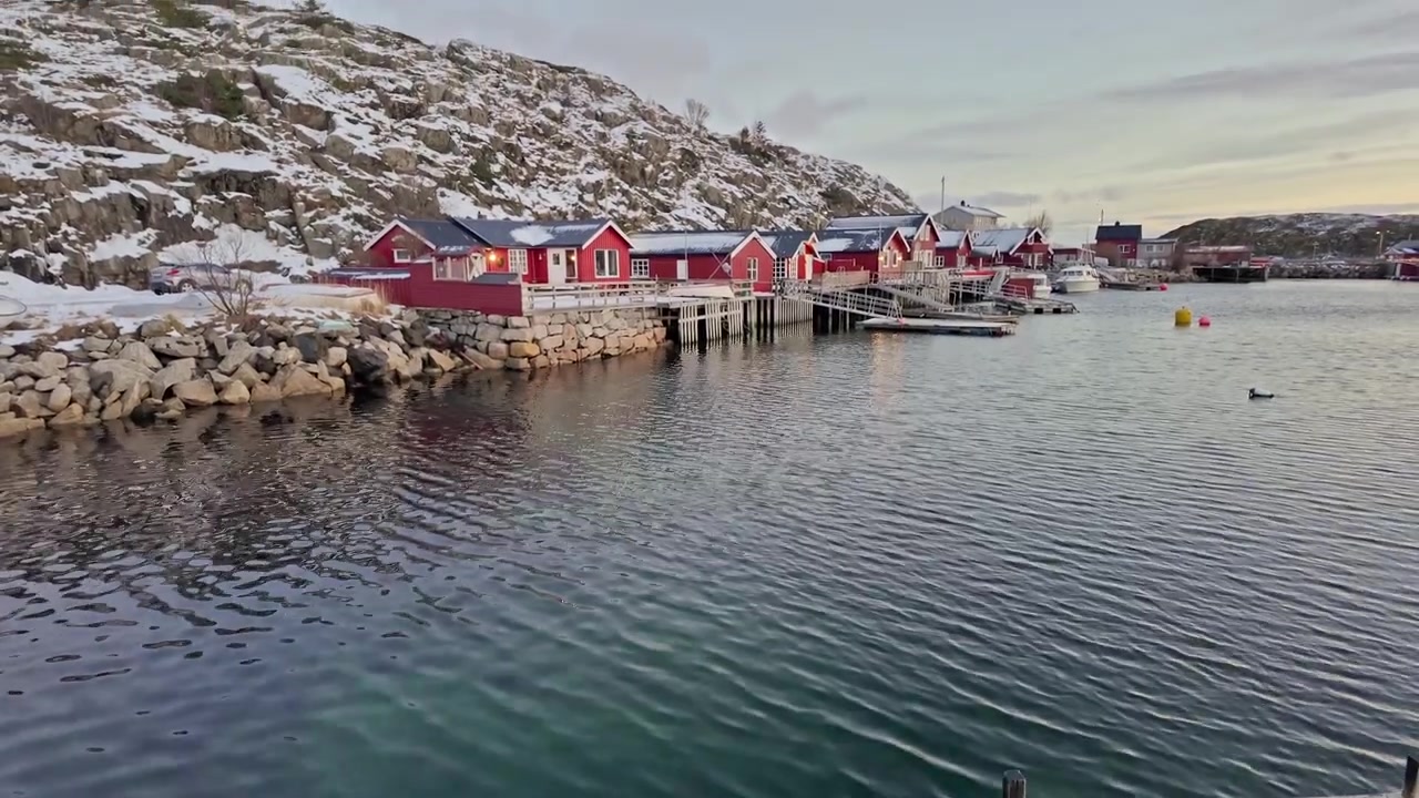 Fredelige nordiske farvann mot en trebrygge i Svolvær, Norge. Rolig atmosfære