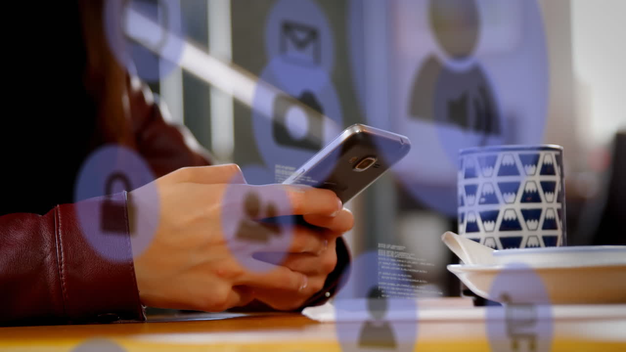 Animazione di numerose icone digitali e elaborazione di dati sopra la parte centrale del corpo di una donna che usa lo smartphone