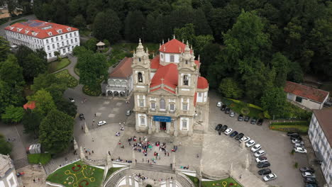 Luftbahn-Von-Menschen-In-Der-Alten-Römisch-katholischen-Kirche,-Braga,-Portugal