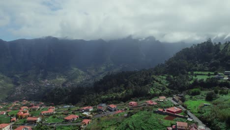 vista aérea de un pueblo de montaña