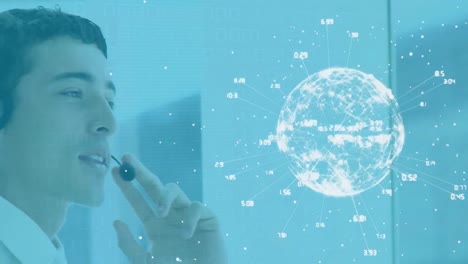 전화 헤드으로 대화하는 백인 남성 고객 서비스 임원 위에 회전하는 지구의 애니메이션.