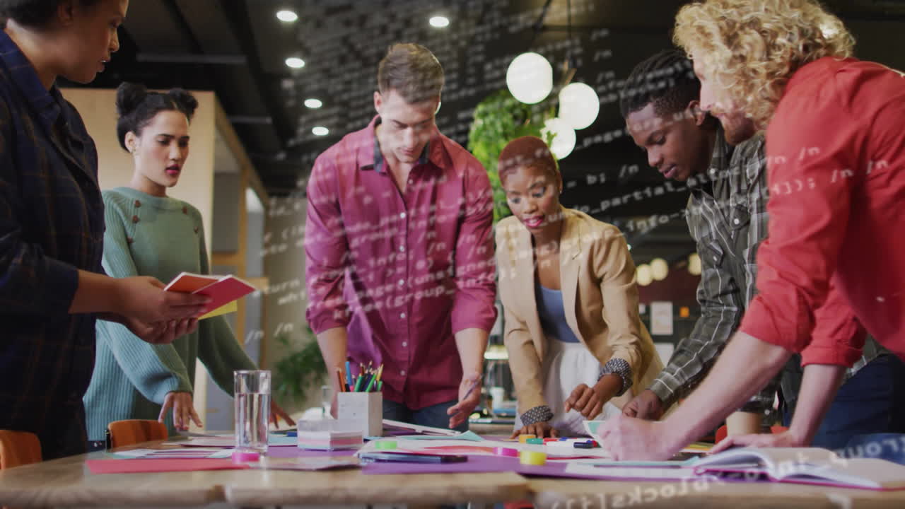 사무실에서 다양한 비즈니스 사람들에 대한 데이터 처리의 애니메이션