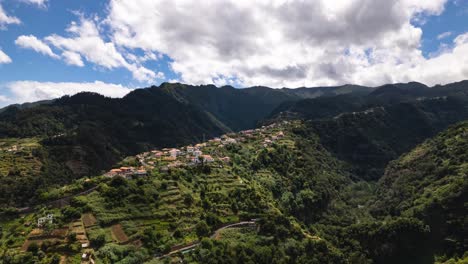 hiperlapso aéreo de un pueblo remoto en la cima de una montaña verde en madeira