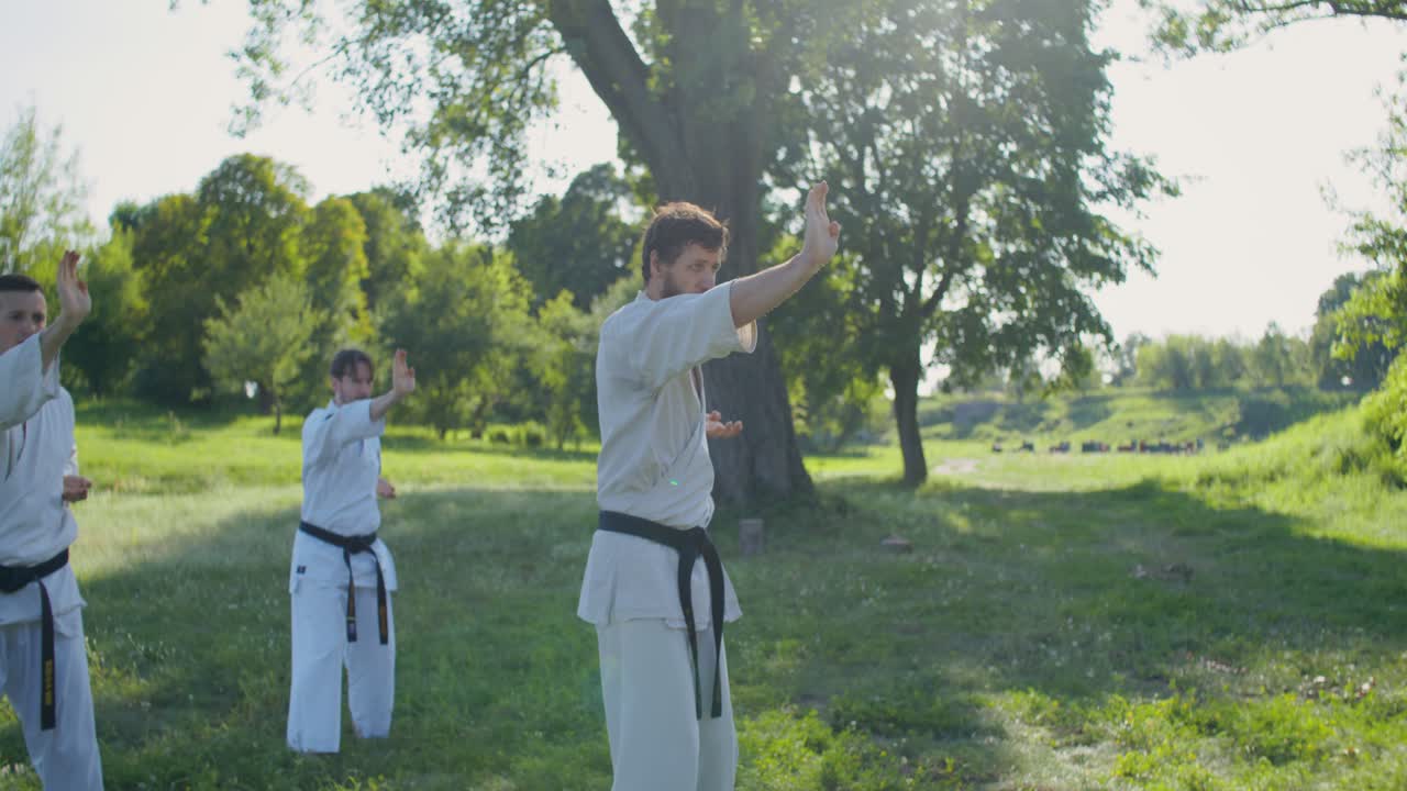Allenamento di karate nella natura