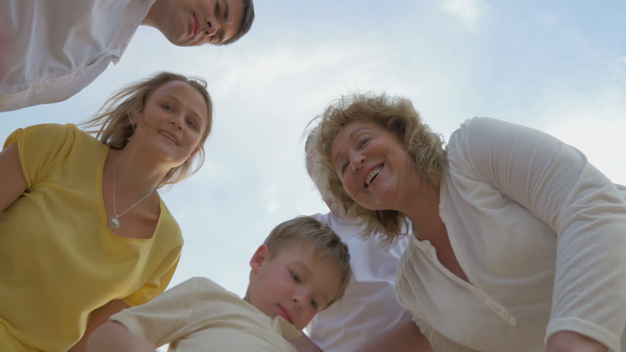 Membri della famiglia che uniscono le mani