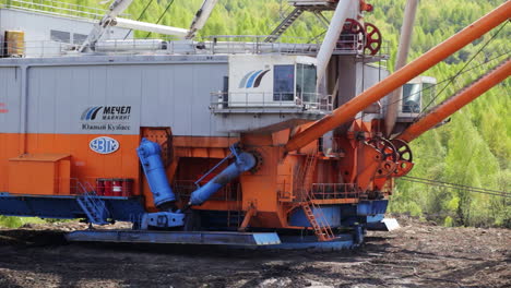 equipos de minería grandes en una mina a cielo abierto