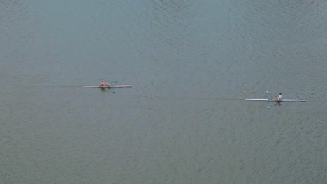 Grupo-De-Kayakistas-De-Velocidad-En-El-Río-Vltava-En-Praga-En-La-Fortaleza-De-Vysehrad,-Vista-Aérea-En-Cámara-Lenta