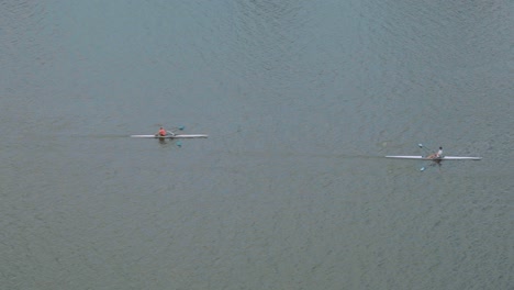 grupo de kayakistas de velocidad en el río vltava en praga en la fortaleza de vysehrad, vista aérea en cámara lenta