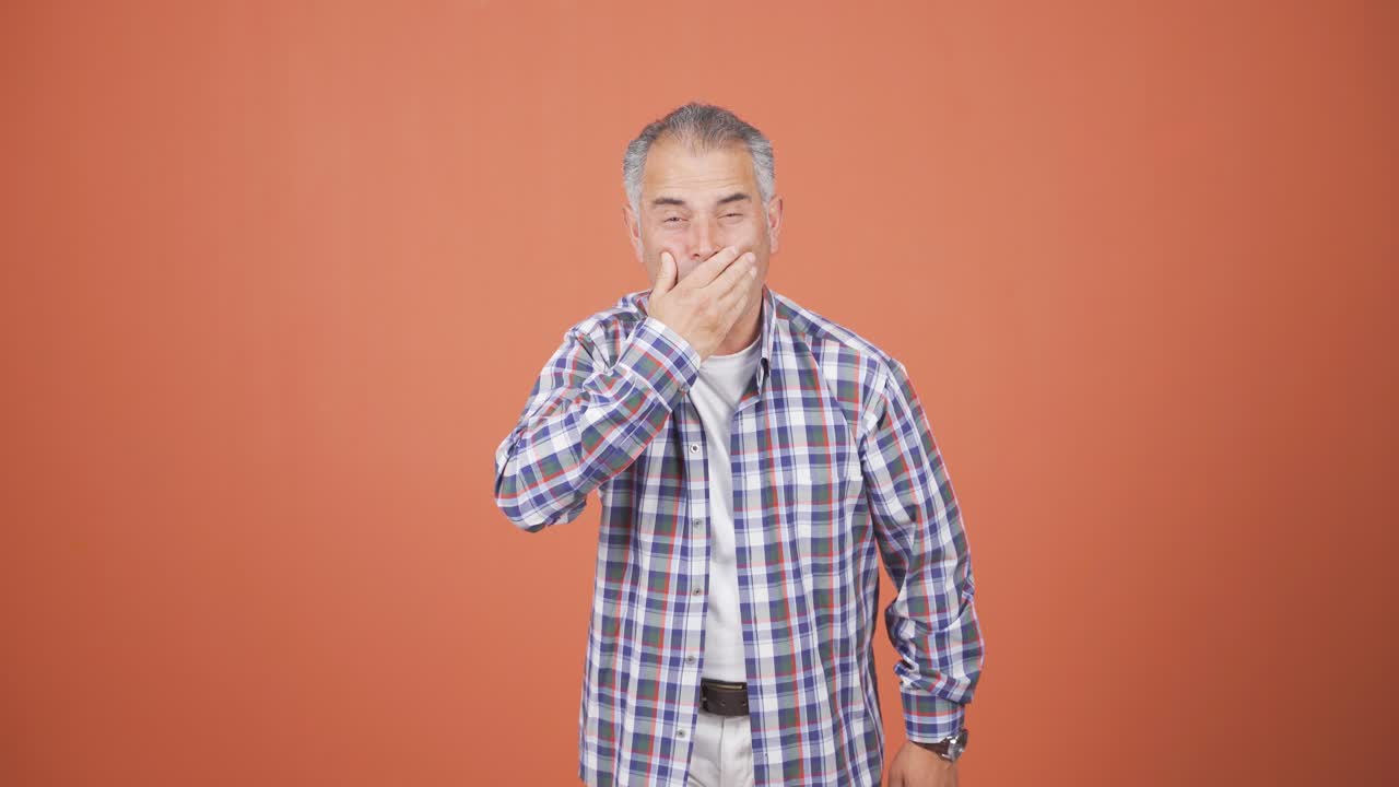 Uomo malato che tossisce