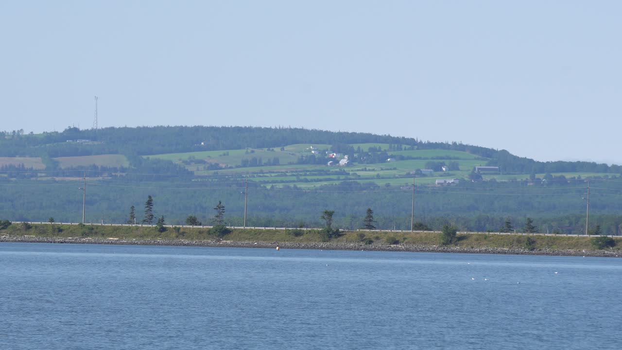 고속도로가 있고 약간의 교통량이 있는 산을 볼 수 있는 근처의 물