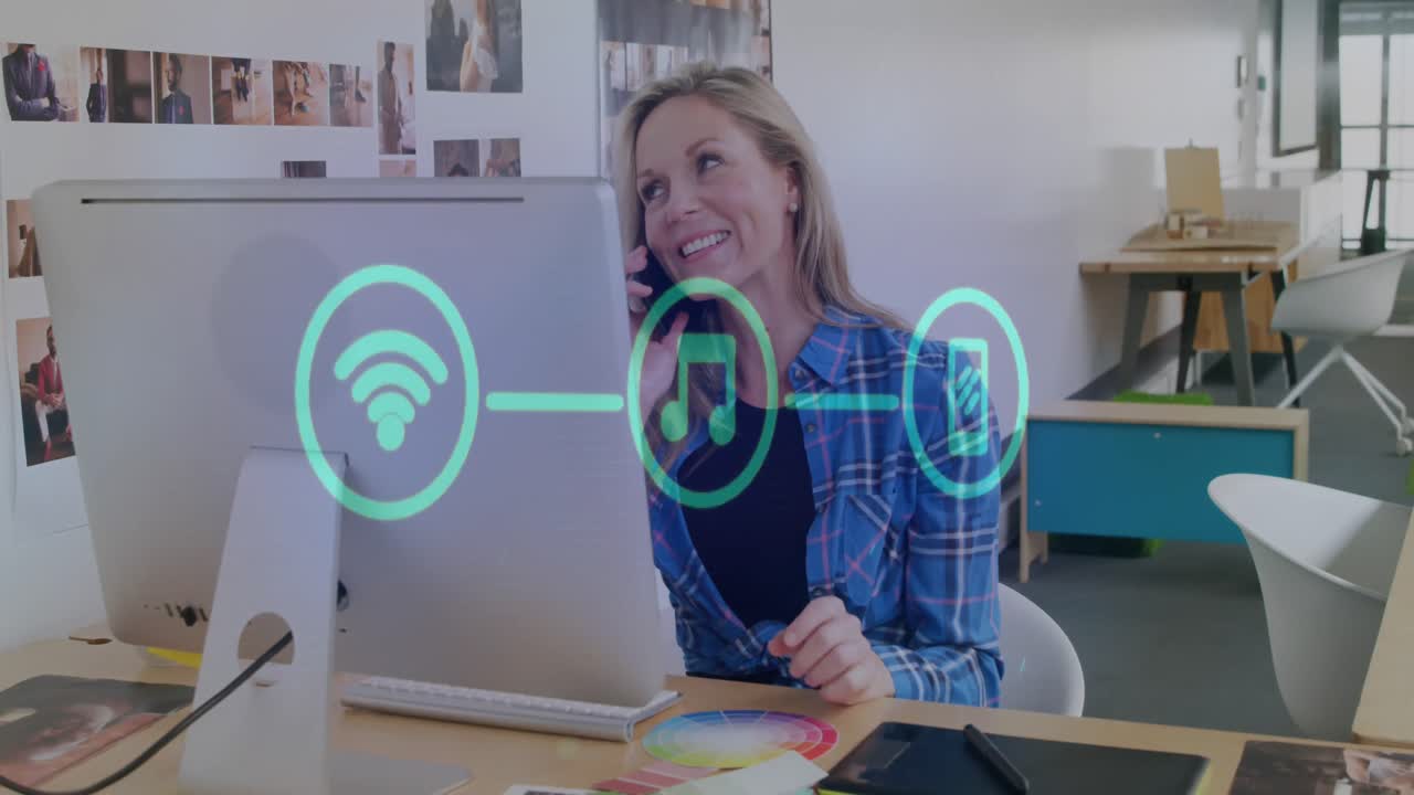 animación de diagrama de flujo de iconos sobre mujer caucásica recogiendo teléfono celular mientras trabaja en el escritorio