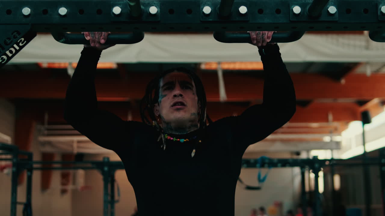 Homem, fazendo, pull-ups, em, um, ginásio