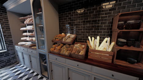 interior de una panadería con pan fresco y pasteles