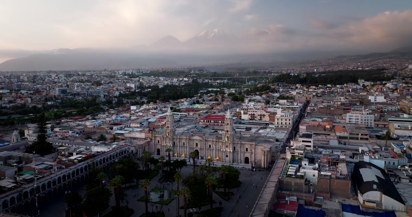 Veduta aerea panoramica su Plaza de Armas e sulla Basilica Cattedrale di Arequipa
