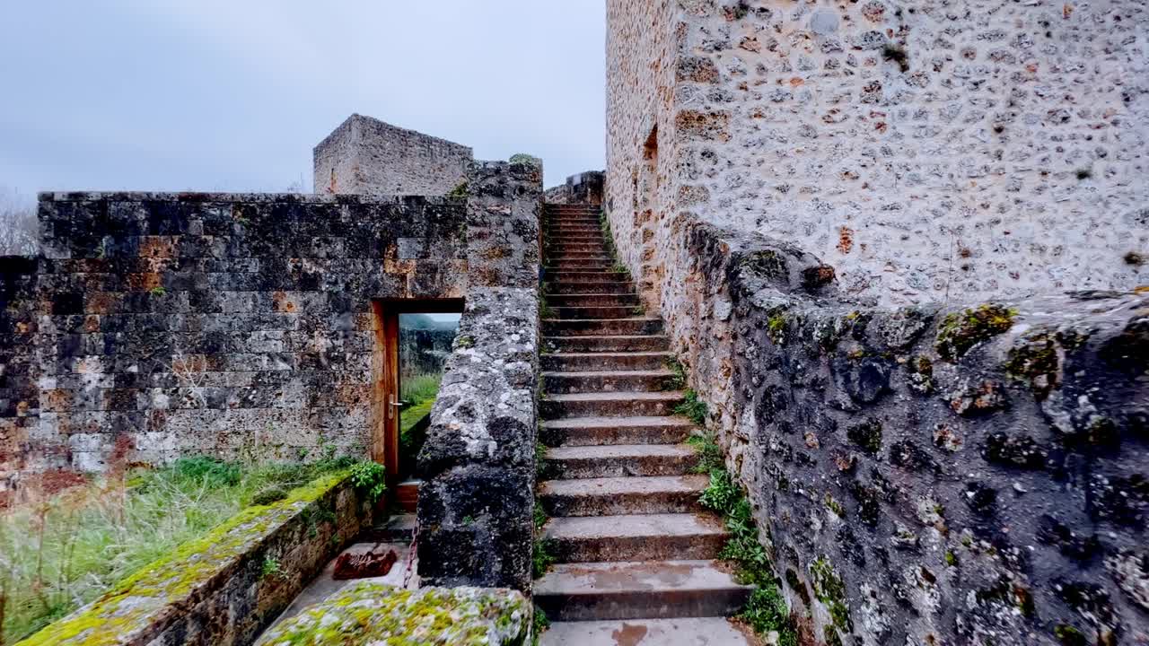 escalera del castillo del castillo de la madeleine en chevreuse, francia