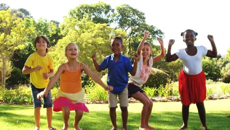 un grupo de niños saltando juntos en el parque