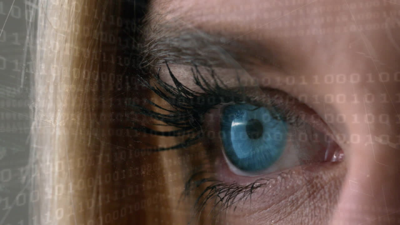 composición digital de un ojo de mujer mirando el sistema de codificación