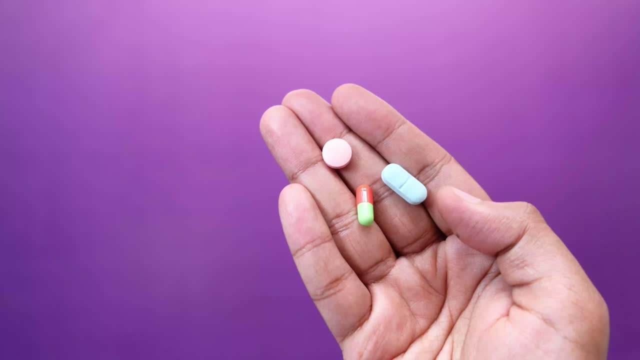 손으로 여러 가지 약을 들고