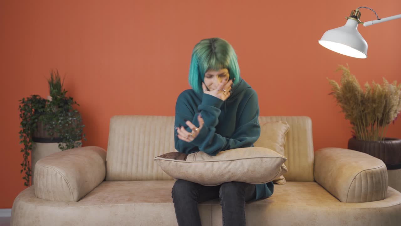 mujer joven agresiva y neurótica.