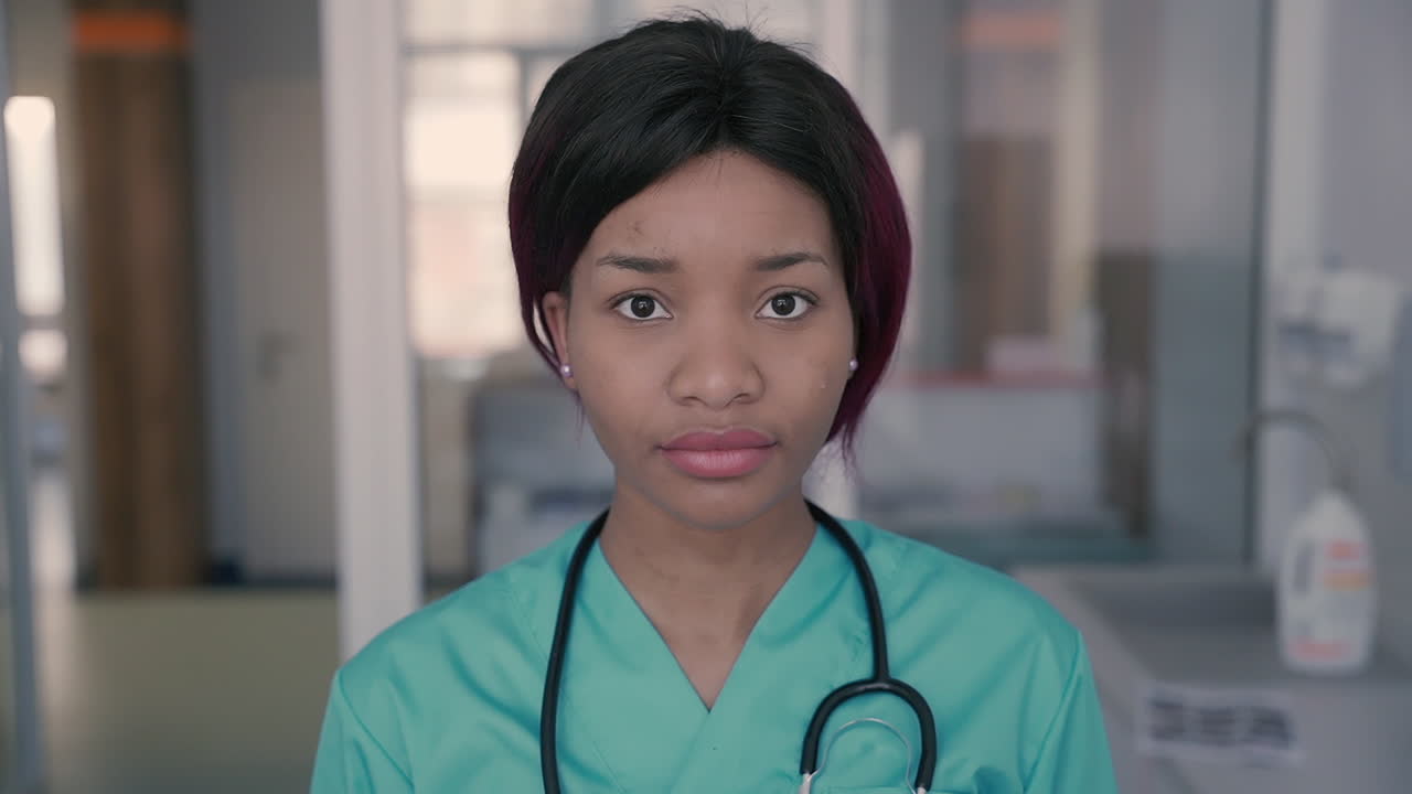 joven doctora mira directamente a la cámara 1