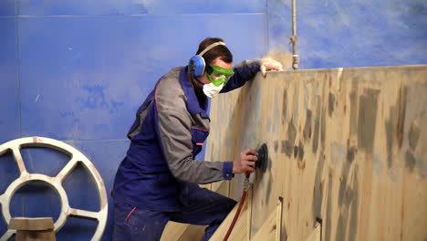 trabajador de lijado de paneles de madera en el taller