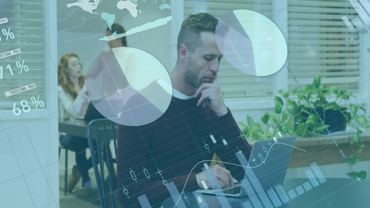 animación de la interfaz infográfica sobre el hombre caucásico pensativo redactando correo en la computadora portátil en la oficina