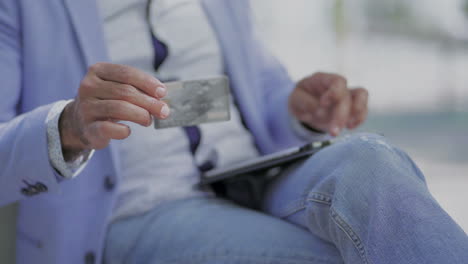 Hombre-Usando-Tablet-Pc-Y-Sosteniendo-Tarjeta-De-Crédito