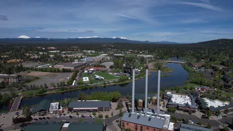 El-Antiguo-Molino-En-Bend,-Oregon-Con-Río-Deschutes-Y-Montañas-En-Cascada-En-La-Distancia