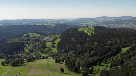 vista aérea del hotel paprsek y la estación de esquí ubicada fuera del casco antiguo de praga, antena