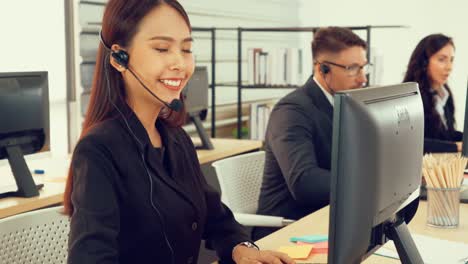 personas de negocios que usan auriculares trabajando en la oficina