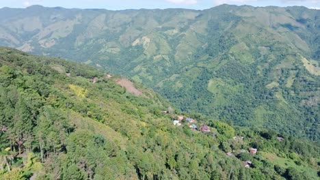 fotografía de aviones no tripulados de las montañas y el bosque en loma de blanco bonao, república dominicana