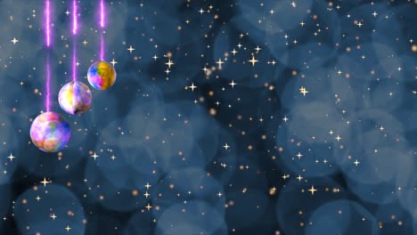 tema de navidad bolas de luz coloridas cuelgan en el techo y borrar bokeh luz azul oscuro parpadear con nieve y oro estrellas caen de fondo