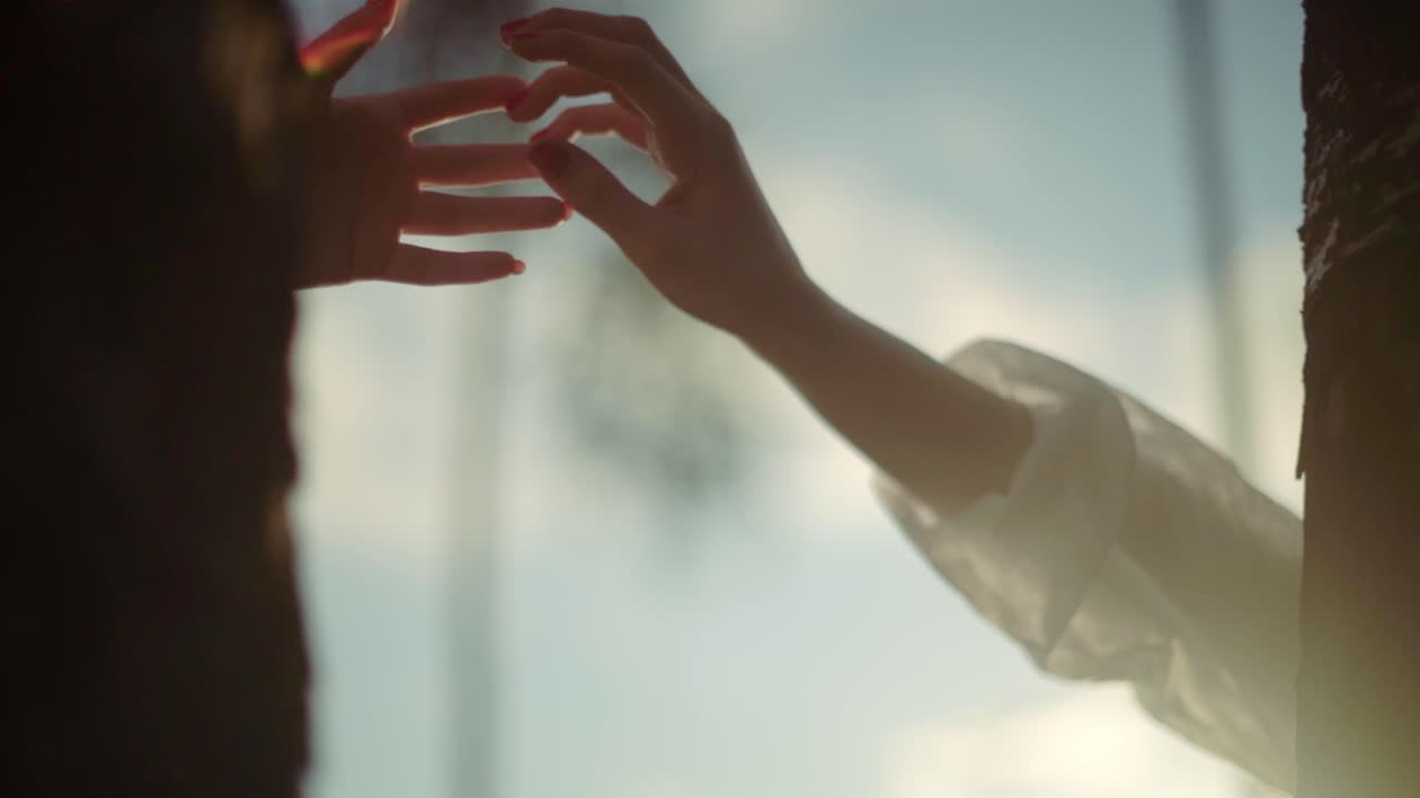 여성의 손은 서로를 만지는 경향이 있습니다. 감정적 사랑, 모임, 인간 관계, 분리 개념