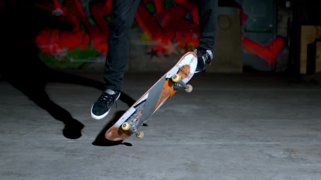 patinador rodando en el truco de salto de patinaje