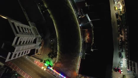 drone toma la foto de arriba hacia abajo del río malacca en la ciudad de malacca, malasia, en la noche