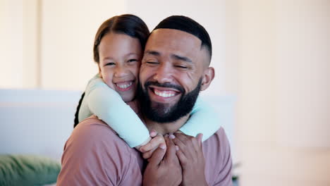 sonrisa, a espaldas y la cara de un padre