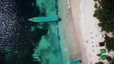 Vista-Aérea-De-Una-Playa-En-La-Isla-De-Gili-Air