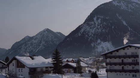 paisaje de pueblo alpino austriaco en invierno con imágenes de nieve 4k