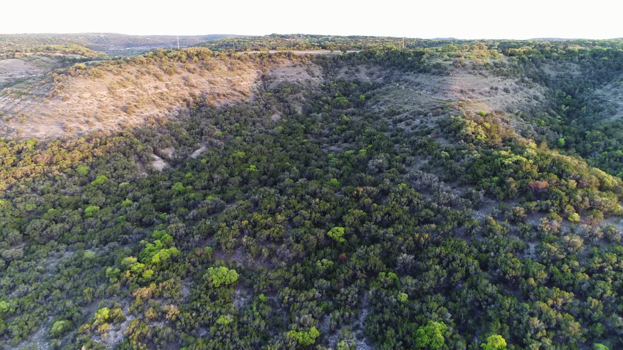 Ripresa aerea della strada e delle colline di Devil's Backbone vicino a Wimberley, Texas, nella Hill Country. 4K UHD