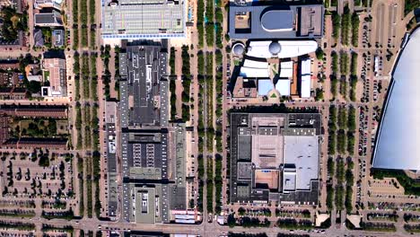 Vista-Aérea-Vertical-Del-Centro-De-Milton-Keynes-Desde-La-Cúpula-De-Nieve-Hasta-La-Estación-De-Tren