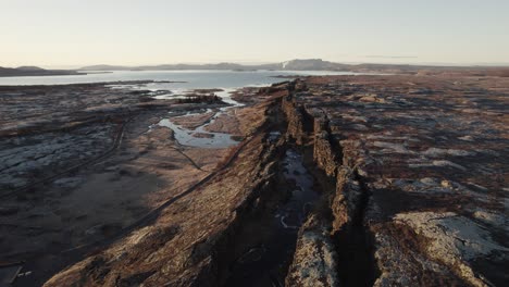 Vast-volcanic-landscape,-inhospitable-terrain-in-Iceland,-aerial-dolly-out