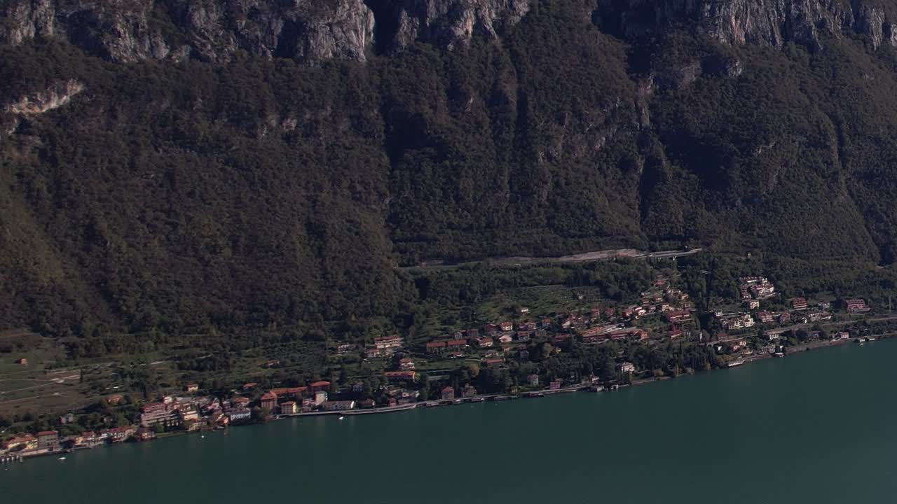 Vista aerea panoramica di valli rigogliose e acque tranquille nelle Alpi italiane
