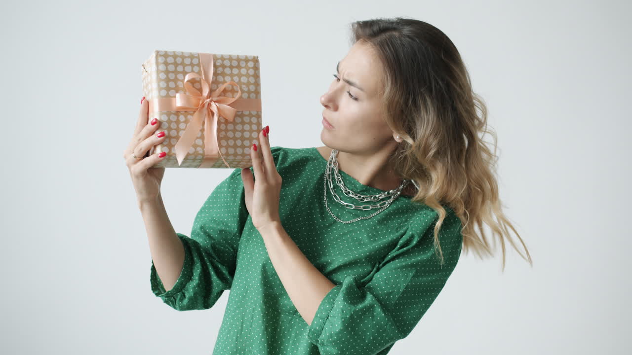 mujer con una caja de regalos