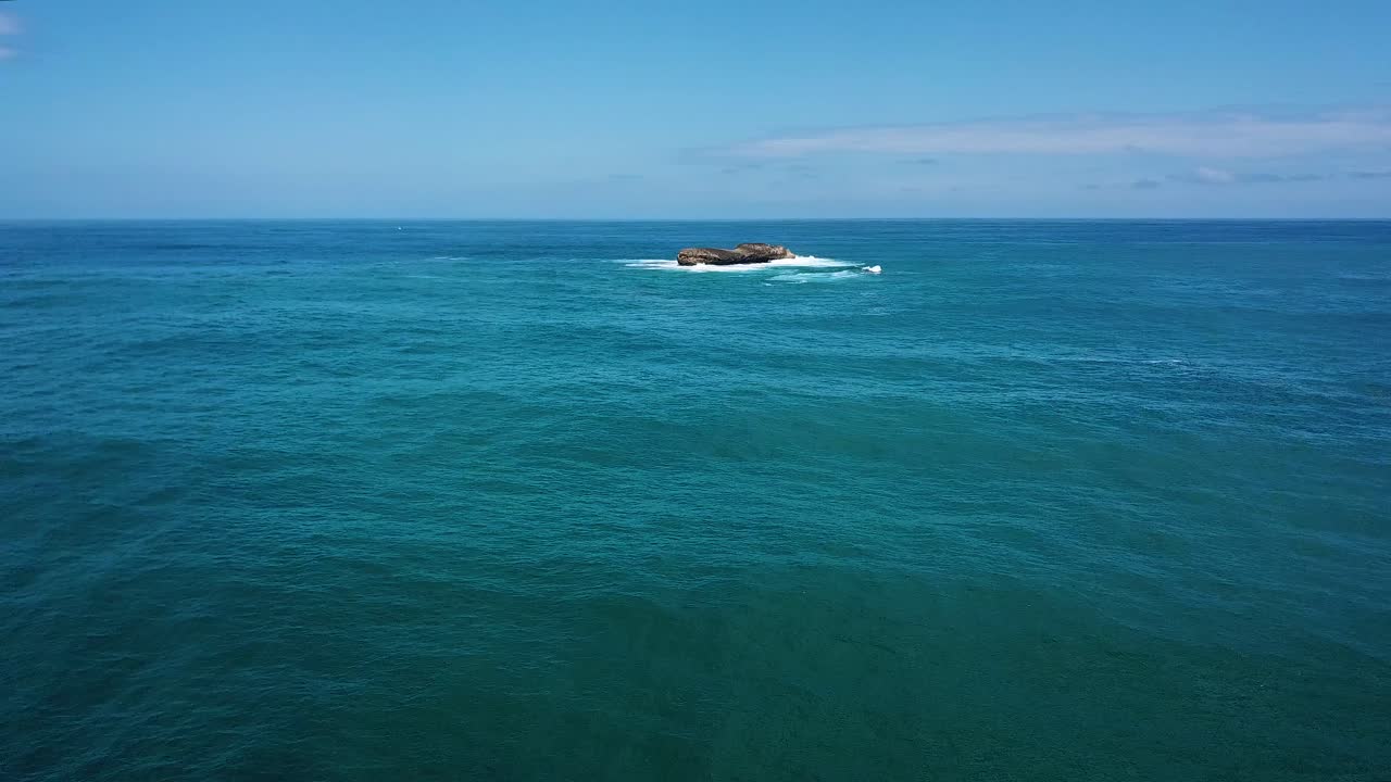 하와이 오아후 해안에서 떨어진 바위투성이의 외로운 섬에 무인 항공기가 접근했습니다.