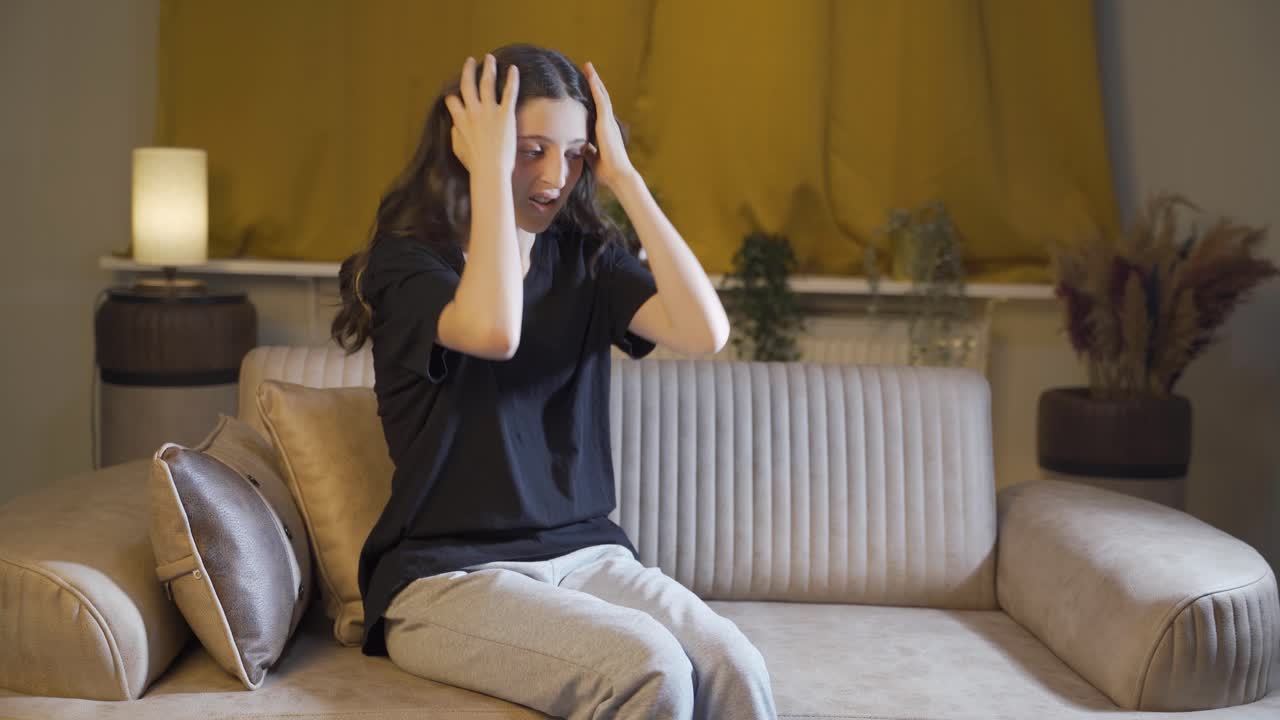 자기 자신에게 화를 내는 정신병을  ⁇ 고 있는 젊은 여성입니다.