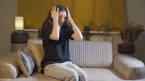 una joven enferma mental que está enojada consigo misma.