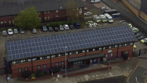 Estación-De-Policía-De-La-Ciudad-De-Widnes-Con-Panel-Solar-En-La-Azotea-De-Energía-Renovable-En-El-Paisaje-Urbano-De-Cheshire-Vista-Ascendente-Aérea