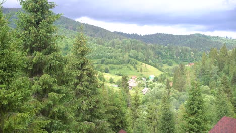 Berge-In-Wolken,-Blick-Von-Der-Drohne-über-Den-Wolken-Des-Bergdorfes